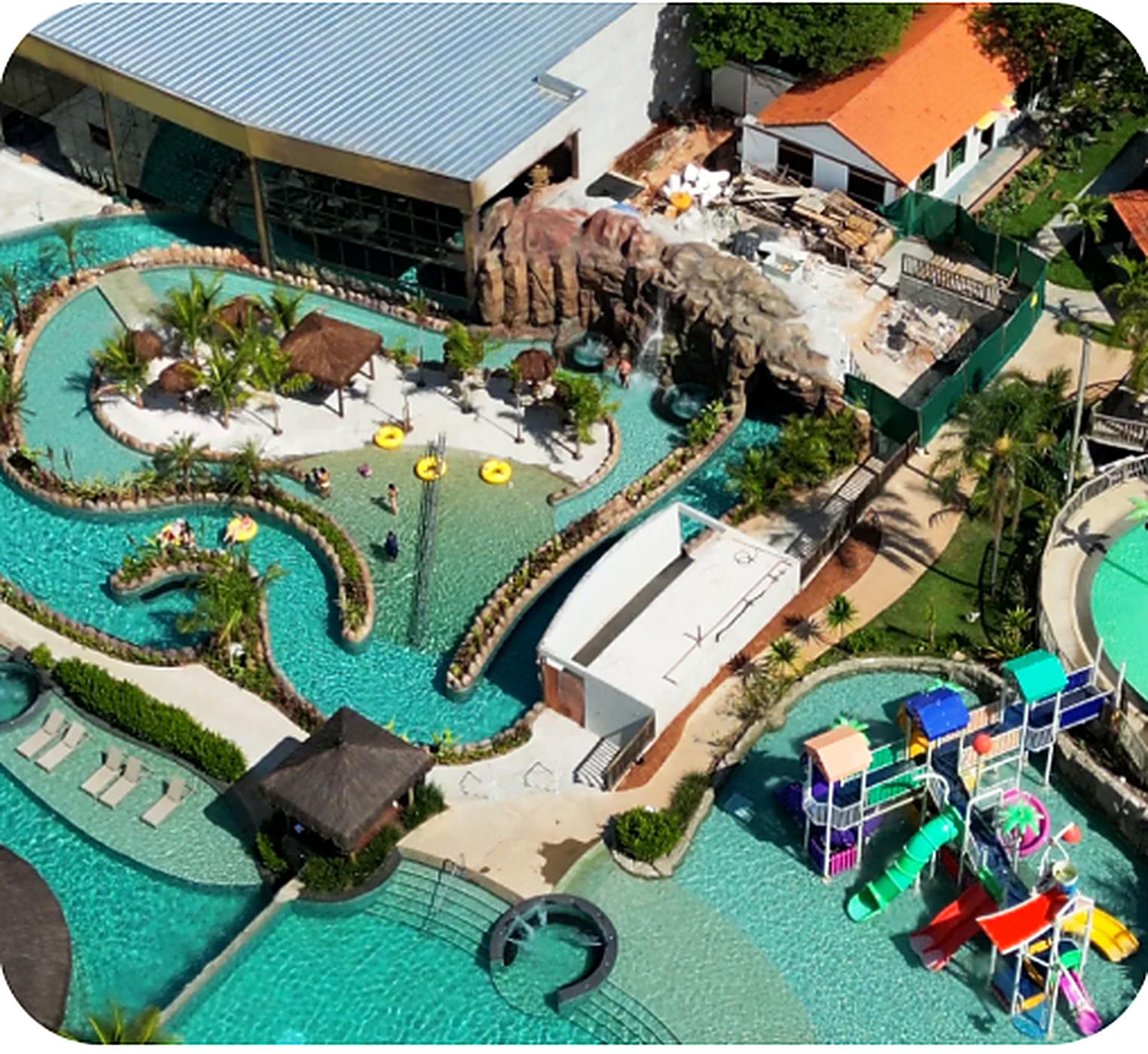 Vista aérea do parque aquático Acqua Bravos no Resort Fazenda São João